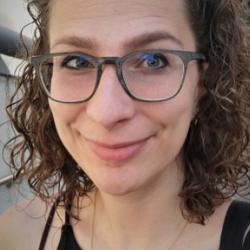 Dr Julienne  Weegels